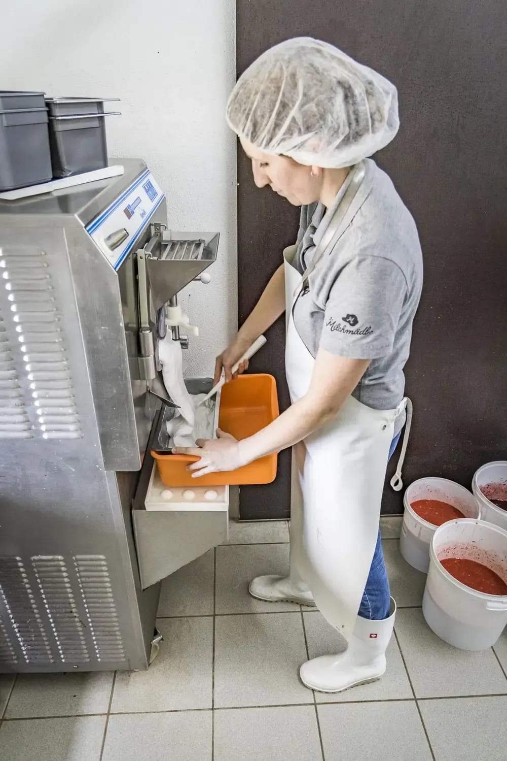 Verarbeitung der frischen Hofmilch