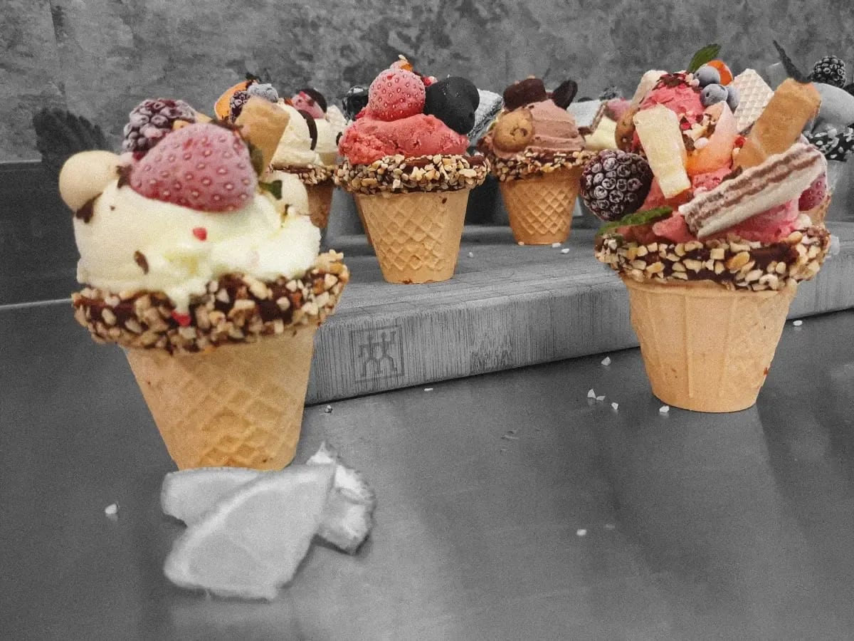 Bunte Eisbecher mit Toppings