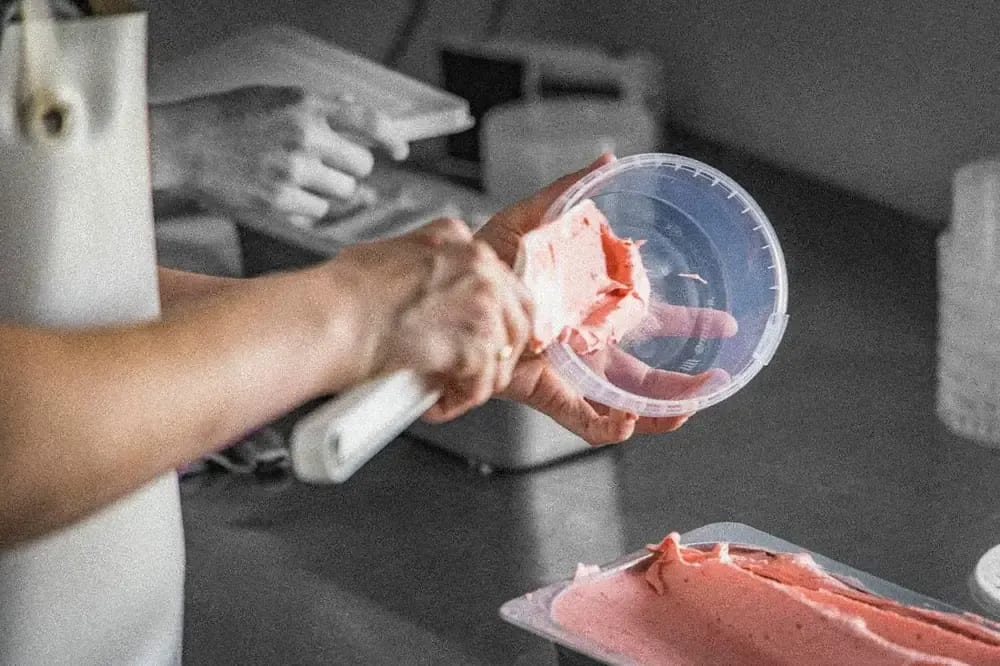 Frische Hofmilch wird in die Eismaschine gegossen